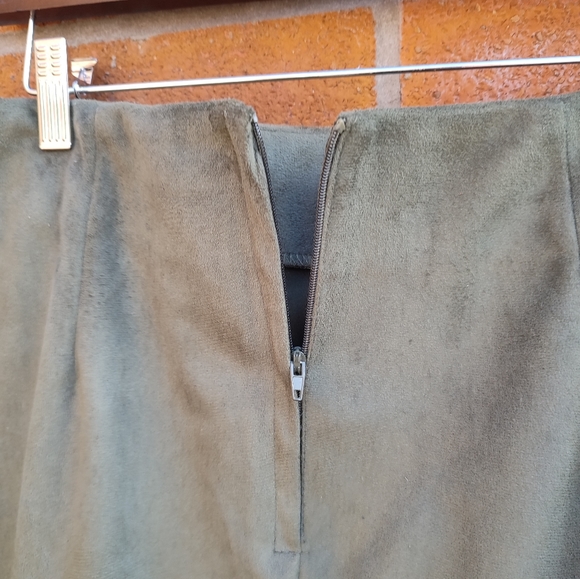 Green Skirt With Belt - Picture 5 of 5